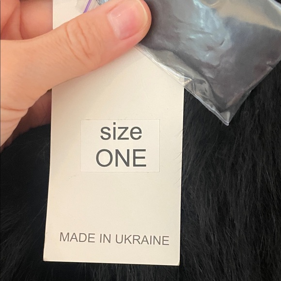 Elegant Black Fur Trim Cape - Picture 5 of 7